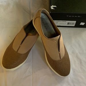 NIB Tahari Caramel Snake Suede Slip On 8.5 Sneaker
